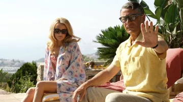 Robe de chambre imprimée portée par Dyan Cannon (Laura Aikman) dans la garde-robe de la série télévisée Archie (saison 1)