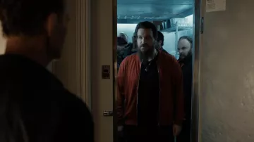 Blouson d’aviateur zippé porté par Alexei (Ryan de Quintal) dans la série télévisée Obliterated (S01E04)
