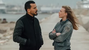 Le blouson en cuir porté par Alice Vidal (Jeanne Goursaud) dans la série Pax Massilia (Saison 1)