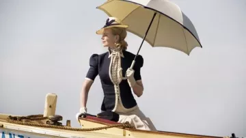 Veste cintrée bleue avec bordure blanche portée par Lady Sarah Ashley (Nicole Kidman) dans Faraway Downs (S01E01)