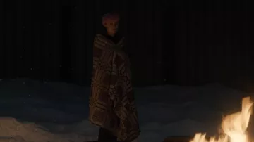 Manta utilizada por Darby Hart (Emma Corrin) en Un asesinato en el fin del mundo (T01E05)