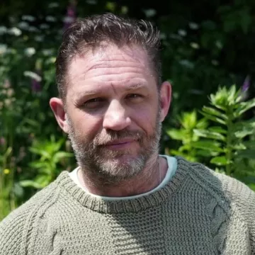 El suéter verde oliva usado por Tom Hardy en la cuenta de Instagram de @tomhardyvariations