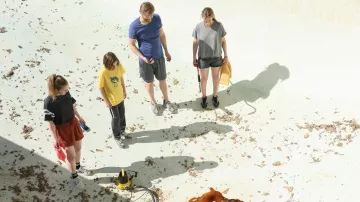 Camiseta amarilla estampada usada por Eliott (Gavin Warren) como se ve en el vestuario de la película Night Swim