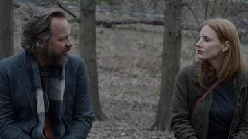 Bufanda a cuadros usada por Saul (Peter Sarsgaard) como se ve en el vestuario de la película Memory