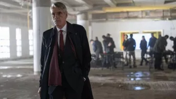 Gabardina de Burberry usada por Wallace Westwyld (Jeremy Irons) como se ve en The Beekeeper