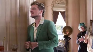 Camisa estampada con botones usada por Derek Danforth (Josh Hutcherson) como se ve en The Beekeeper