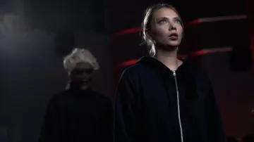 Sudadera con capucha con cremallera usada por Lilly Gladwell (Emilia McCarthy) como se ve en los atuendos de la película del Día de los Fundadores