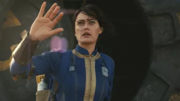 Uniforme bleu et or porté par Lucy (Ella Purnell) comme on le voit dans la garde-robe de la série télévisée Fallout (saison 1)