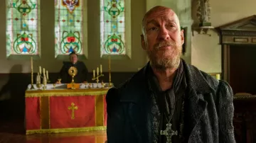 Collier pendentif croix porté par Norbert Fagin (David Thewlis) comme on le voit dans The Artful Dodger (saison 1)