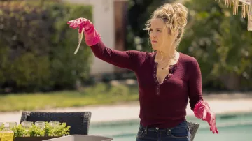 Top Henley bordeaux porté par Sandra (Andrea Anders) dans la série télévisée Bookie (saison 1)