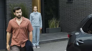 Zapatillas grises usadas por T.I.M. (Eamon Farren) como se ve en los atuendos de la película T.I.M.