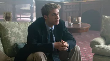 Veste blazer portée par le prince William (Ed McVey) dans la garde-robe de la série télévisée The Crown (saison 6)