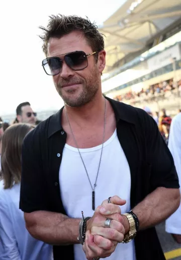 Le collier porté par Chris Hemsworth au Grand Prix de F1 d'Abu Dhabi en novembre 2023