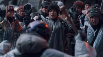 Gorro negro usado por Yeong-tak (Lee Byung-hun) como se ve en los atuendos de la película Concrete Utopia