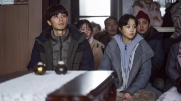 Veste parka portée par Myung-hwa (Park Bo-young) comme on le voit dans le film Concrete Utopia