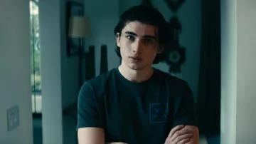 Camiseta RVCA usada por Archie Sandford (Charlie Evans) como se ve en la película Leave the World Behind