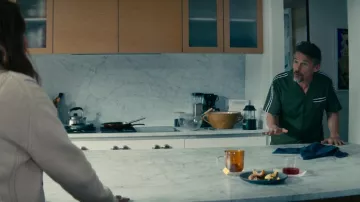 Camisa verde de bolos usada por Clay Sandford (Ethan Hawke) como se ve en Leave the World Behind