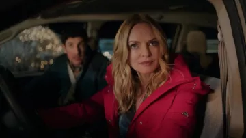 Veste parka rose Kate Spade portée par Charlotte Sanders (Heather Graham) comme on le voit dans Best. Noël. Jamais!
