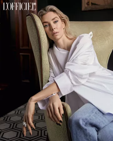 Blusa usada por Vanessa Kirby para la sesión de fotos de la revista L'Officiel y en su cuenta de Instagram @vanessa__kirby