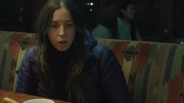 Chaqueta de plumas usada por Cleo Brown (Katie Burrell) como se ve en la película Weak Layers