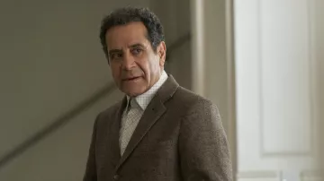 Chemise formelle imprimée portée par Adrian Monk (Tony Shalhoub) comme on le voit dans Mr. Monk’s Last Case : A Monk Movie