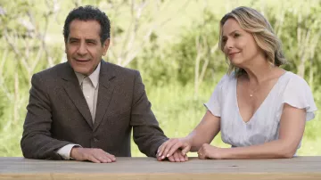 Collier pendentif de perles porté par Trudy Monk (Melora Hardin) comme on le voit dans Mr. Monk’s Last Case : A Monk Movie