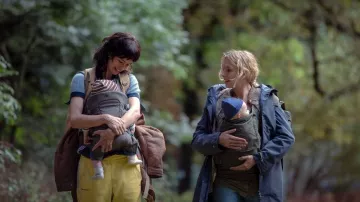 Impermeable usado por la madre (Jodie Comer) como se ve en The End We Start From