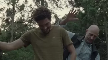 Camiseta a rayas usada por R (Joel Fry) como se ve en los atuendos de la película The End We Start From