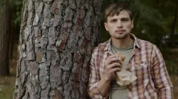 Camisa a cuadros usada por Dovey (Darren Mann) como se ve en la película Breakwater