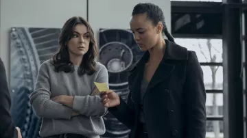 Pull gris porté par Karla Dixon (Serinda Swan) dans les tenues de la série télévisée Reacher (saison 2)