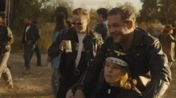 Sombrero de Capitán usado por Betyy (Rachel Lee Kolis) como se ve en el vestuario de la película The Bikeriders