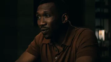 Polo marrón usado por G. H. Scott (Mahershala Ali) en la película Leave the World Behind