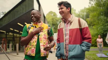 Chaleco acolchado con estampado de flores de Eric Effiong (Ncuti Gatwa) en Sex Education (S04E02)
