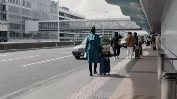 Veste bleue soyeuse portée par Cate (Anna Sawai) dans la série télévisée Monarch : Legacy of Monsters (Saison 1 Épisode 1)