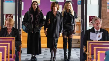 Work jacket llevado por Josie (Kat Sadler) en Such Brave Girls (S01E06)