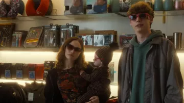 Gafas de sol usadas por Nina Morgan (Zoe Margaret Colletti) como se ve en The Family Plan