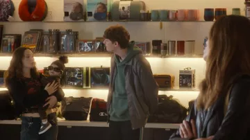 Top corto estampado usado por Nina Morgan (Zoe Margaret Colletti) como se ve en The Family Plan