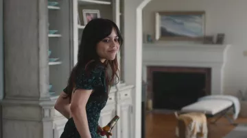 Vestido estampado usado por Mabel (Jenna Ortega) como se ve en la película Finestkind