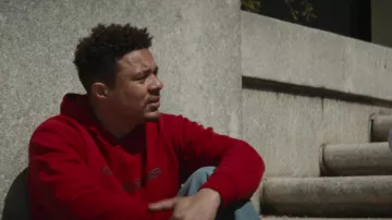 Sudadera con capucha Grundéns en rojo usada por Costa (Ismael Cruz Córdova) como se ve en el vestuario de la película Finestkind