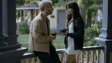 Chaqueta con capucha usada por Cairo Sweet (Jenna Ortega) como se ve en Miller's Girl