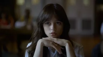 Anillo usado por Cairo Sweet (Jenna Ortega) como se ve en Miller's Girl