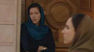 La montre ronde dorée portée par Marina Loiseau (Sara Giraudeau) dans la série Le Bureau des légendes (S02E03)