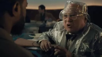 El sombrero de pescador transparente que usa Bruce Davis (Danny DeVito) en la película The Haunted Mansion