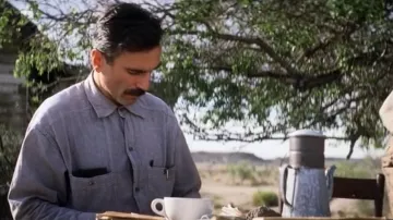 La camisa gris claro que usa Daniel Plainview (Daniel Day-Lewis) en la película There Will Be Blood
