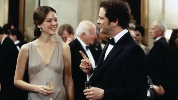 El vestido escotado con espalda descubierta que lleva Rebecca Gillies (Jacinda Barrett) en la película Bridget Jones: La edad de la razón