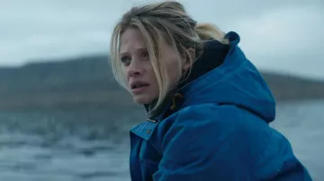 El plumífero azul que lleva Laura (Mélanie Thierry) en la película Suddenly Alone