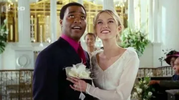 El anillo de bodas de perlas cultivadas que lleva Juliet (Keira Knightley) en la película Love Actually