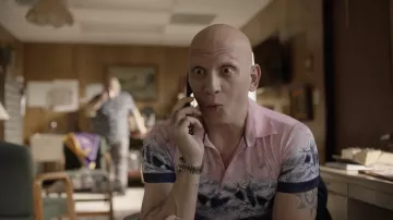 Polo imprimé porté par NoHo Hank (Anthony Carrigan) dans Barry (Saison 3 Épisode 2)