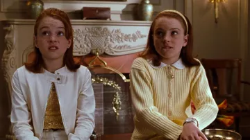 Cárdigan amarillo usado por Hallie Parker / Annie James (Lindsay Lohan) en el vestuario de la película The Parent Trap