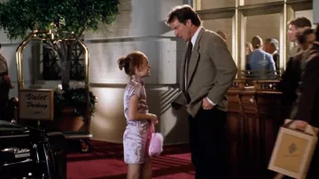 Bolso rosa esponjoso usado por Hallie Parker (Lindsay Lohan) en The Parent Trap